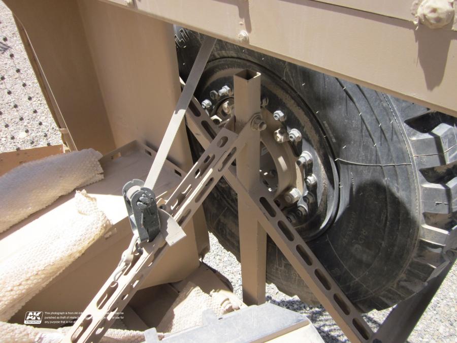 Детали экстерьера Oshkosh M-ATV 2009 года  (фото 6 из 676)